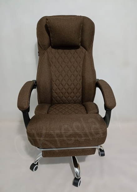 Компьютерное кресло руководителя из ткани. Коричневый цвет