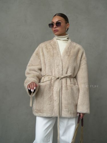 Бежевая шуба с поясом