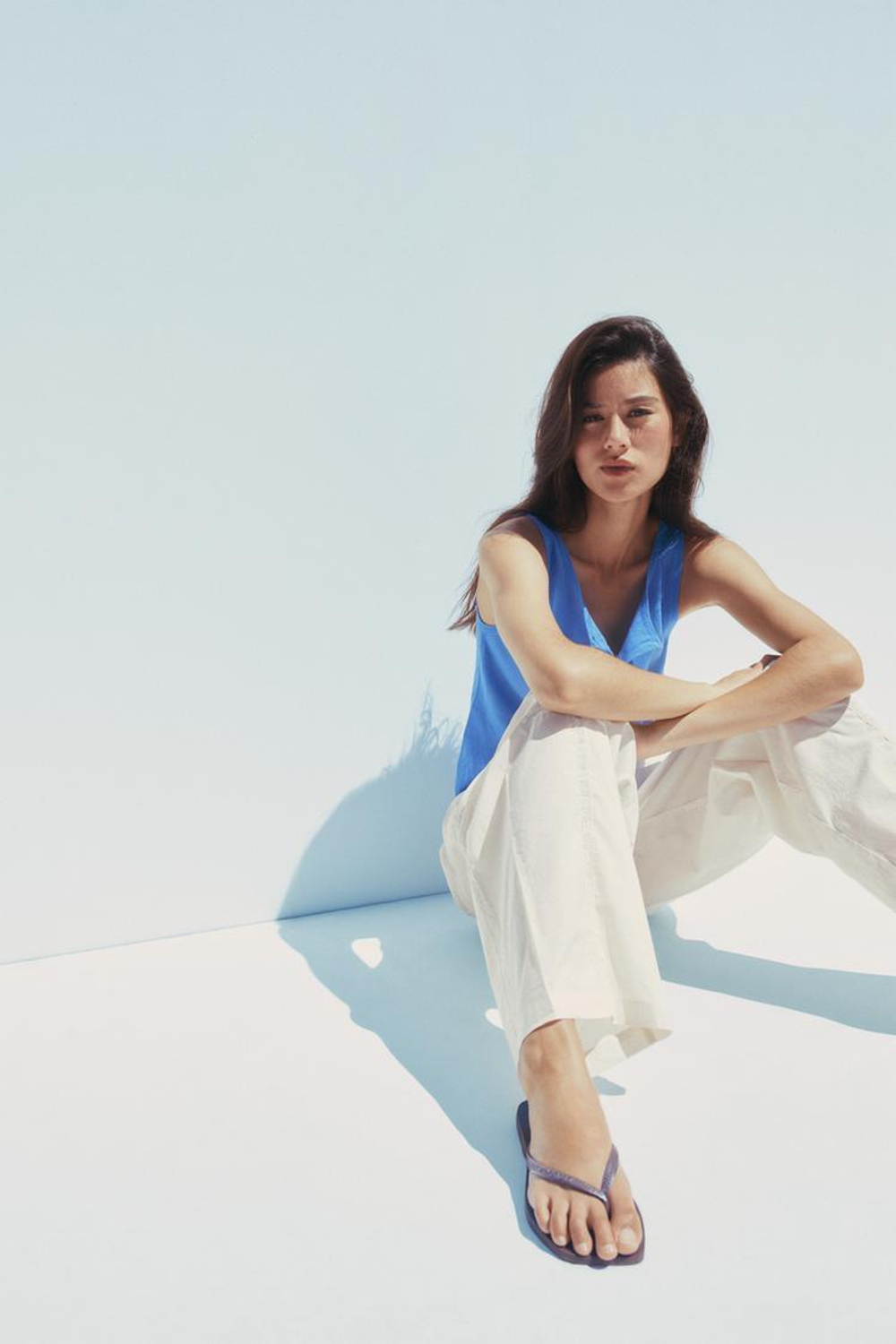 ZARA ТРИКОТАЖНЫЙ ТОП С ВОЛАНАМИ, СИНИЙ