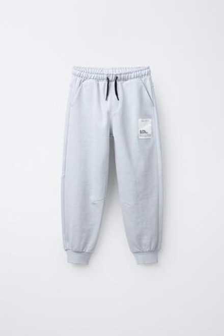 ZARA БРЮКИ-ДЖОГГЕРЫ С НАШИВКОЙ, СВЕТЛО-СЕРЫЙ