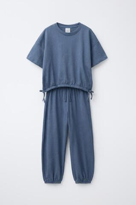 ZARA КОМПЛЕКТ ИЗ ФУТБОЛКИ С ЗАВЯЗКАМИ И БРЮК-ДЖОГГЕ, ВЫЦВЕТШИЙ СИНИЙРОВ