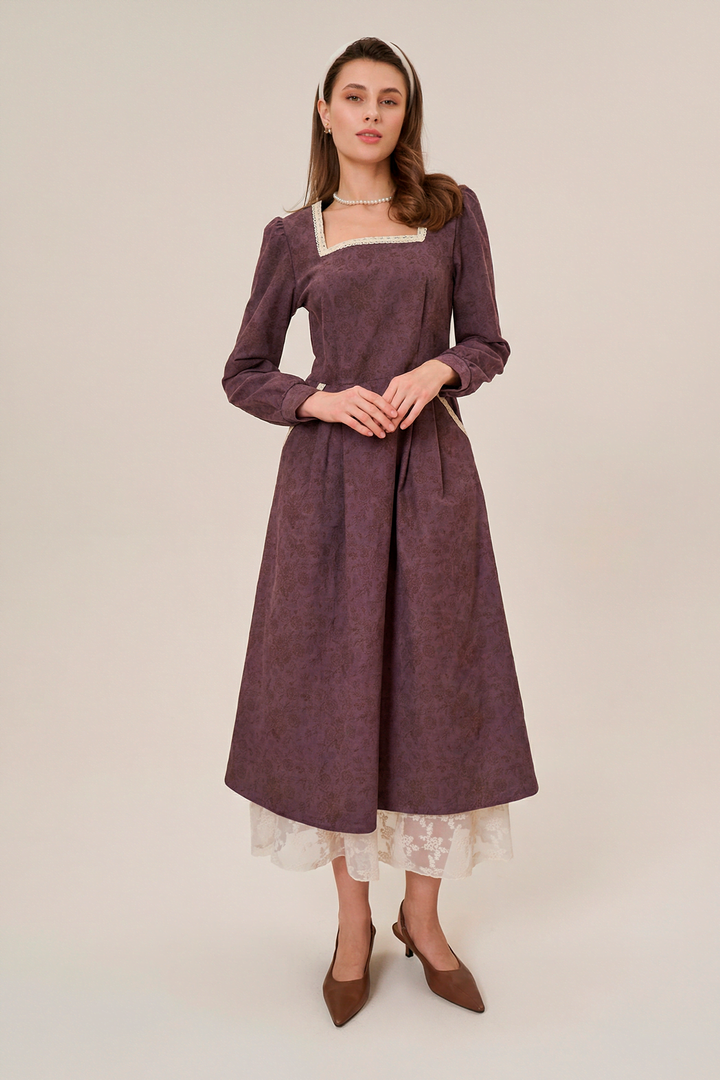 Платье с квадратным вырезом