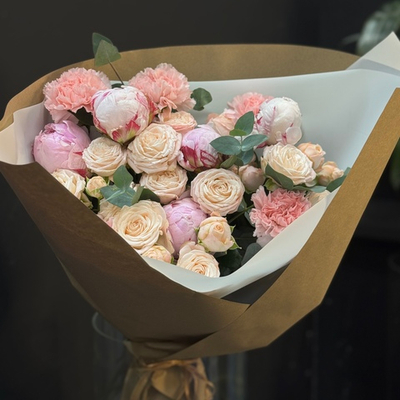 Букет из кустовых роз, пионов и диантусов в крафте