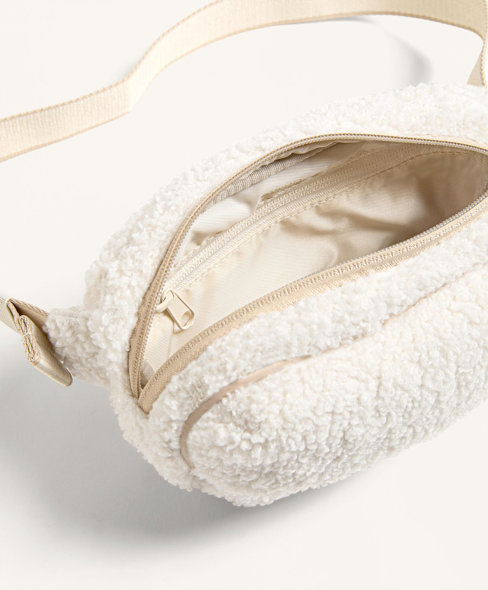 Oysho Сумка на пояс из искусственной овчины, экрю