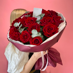 Моно букет из 15 роз Эксплорер и эвкалипта 240220262