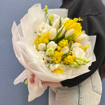 Весенний букет с белыми тюльпанами и ароматной мимозой