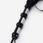 Черный кожаный флоггер со стальной ручкой - 45 см.