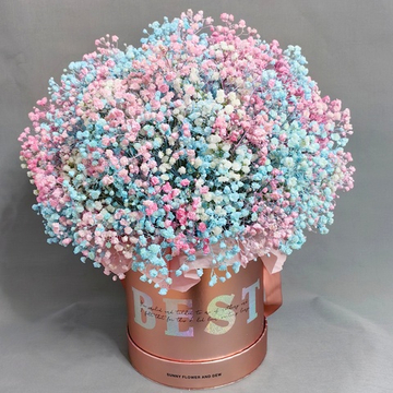 Композиция с радужной гипсофилой