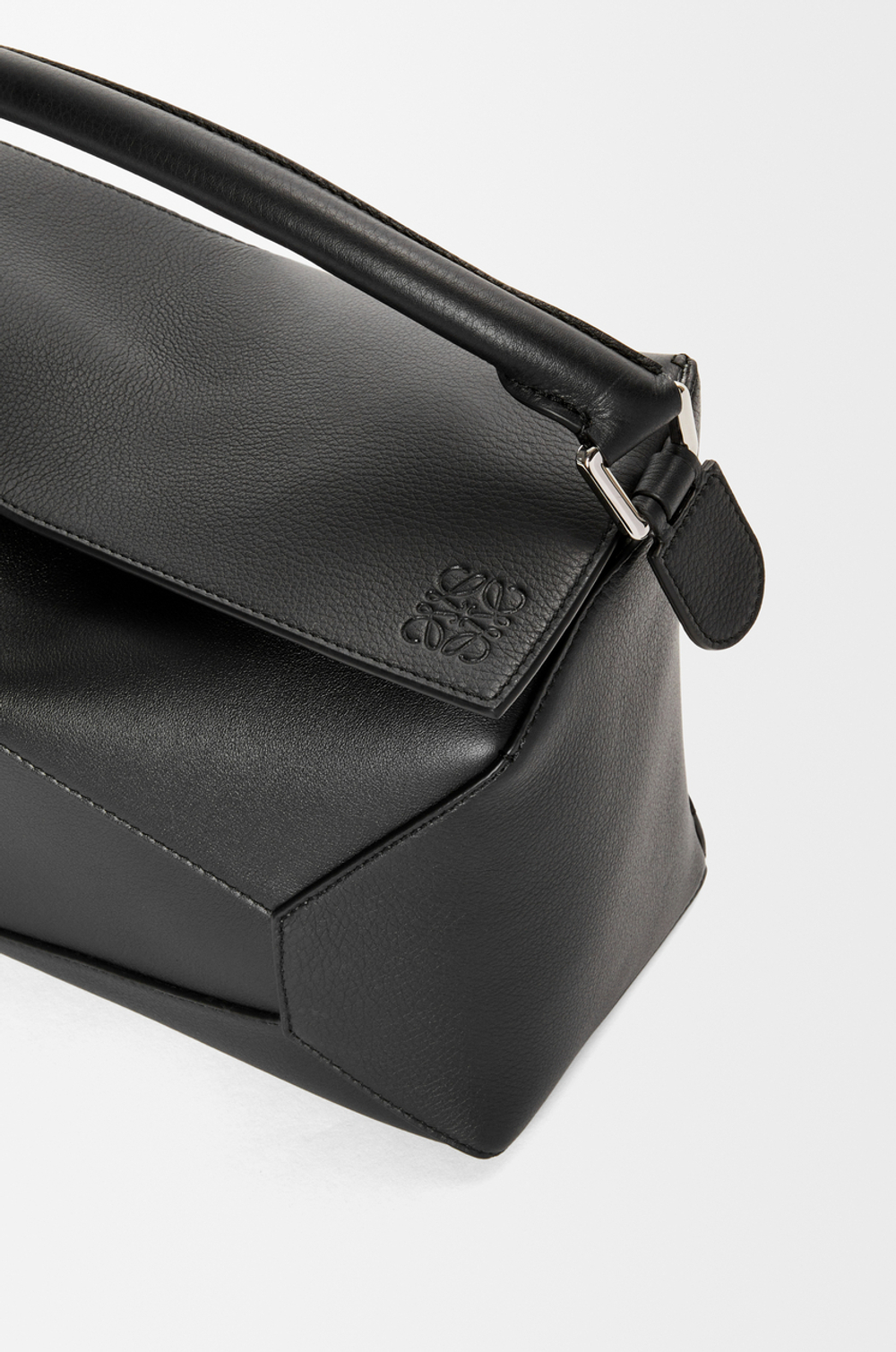 Loewe Сумка среднего размера Puzzle Edge из классической телячьей кожи, черный