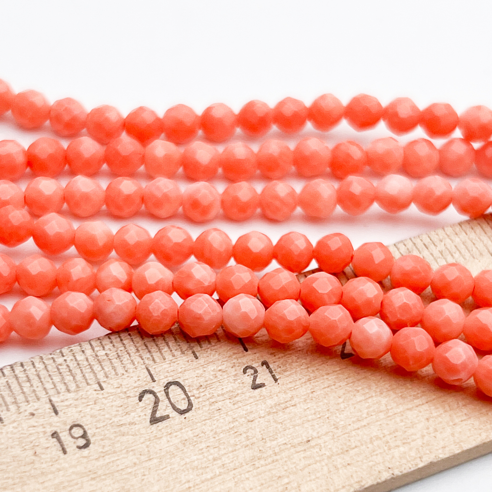 Коралл тонированный граненый бусины, диаметр около 4,2 мм, цена за отрезок 19 см (1/2 нити)
