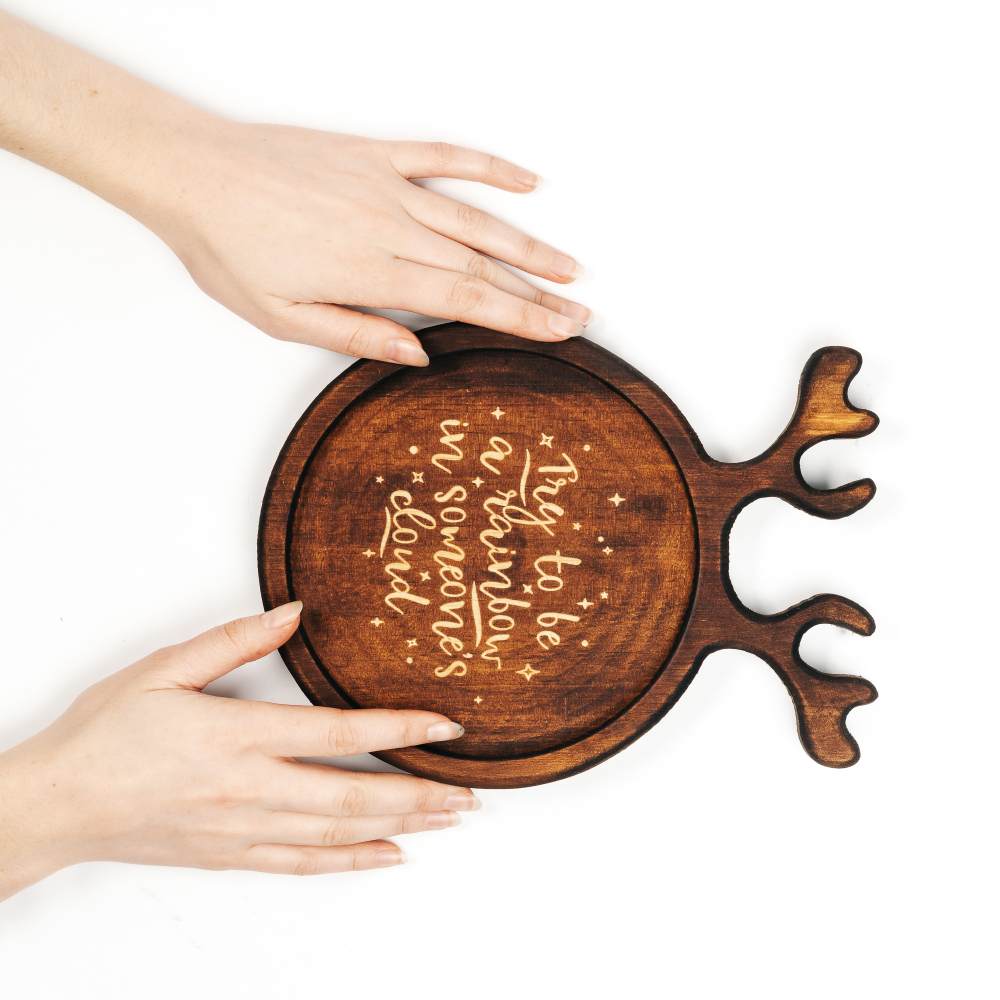 Деревянная менажница из сибирского кедра для подачи блюд и закусок с гравировкой "Try to be a rainbow in someone's cloud". MG89