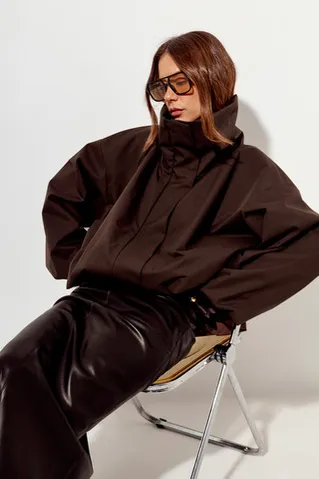 Ветровка О-силуэта с высоким воротом шоколадного цвета