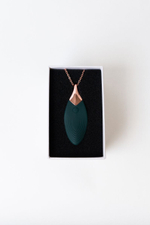 Клиторальный вибратор Lola Games Leaf – кулон, 7,2 см