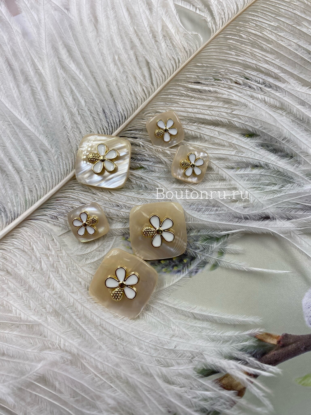 Пуговицы бежево-перламутровые квадратные с золотистым цветком