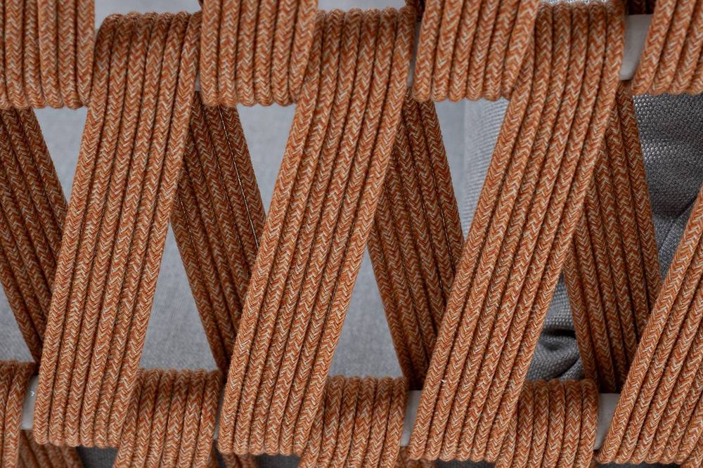 "Диего" кресло плетеное из роупа, каркас алюминий светло-серый (RAL7035) муар, роуп оранжевый меланж круглый, ткань светло-серая