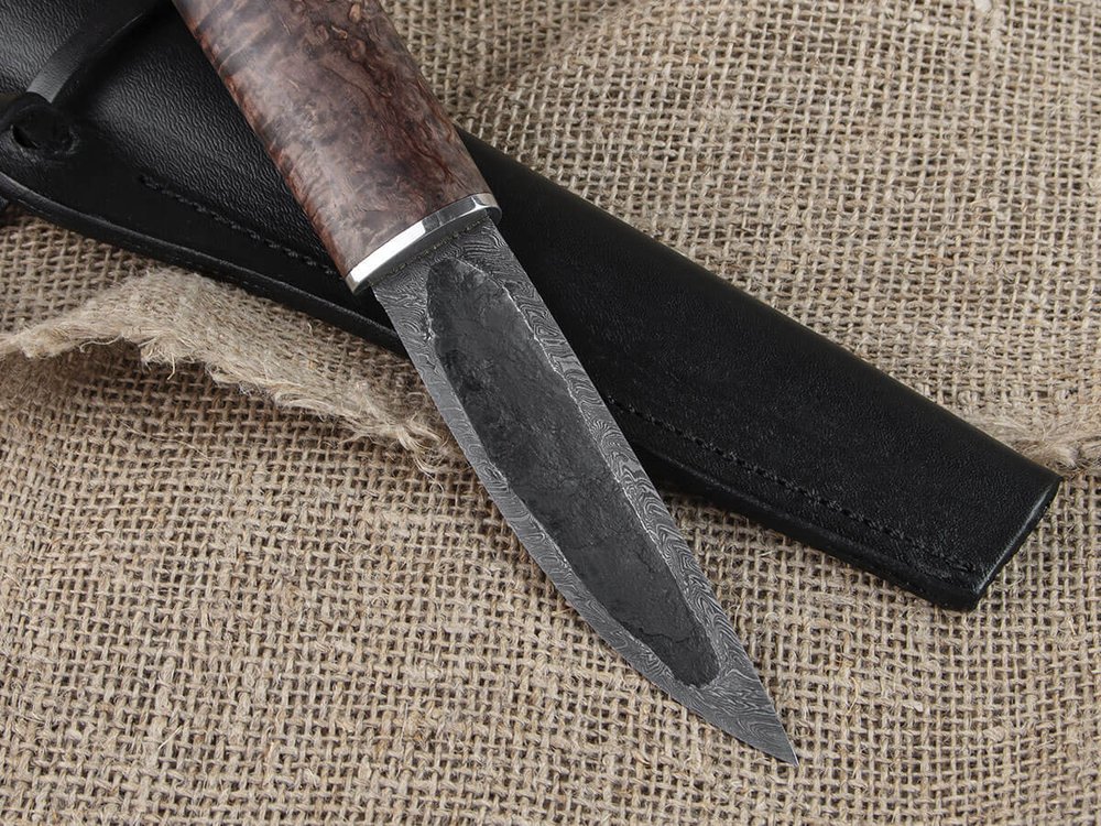 Шкуросъемный нож "Якут" с кованым долом, дамасская сталь, рукоять стабилизированная карельская береза