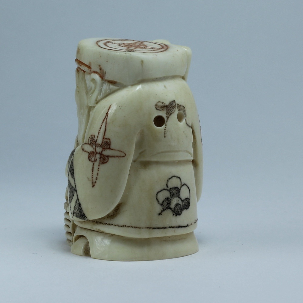 Нэцкэ Дзюродзин с веером и корзиной рыбы