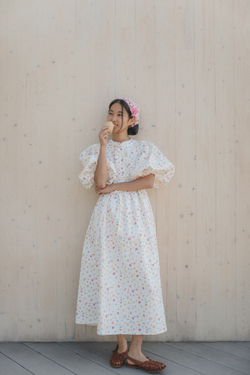 Платье с жабо и рукавами-фонариками из молочной джинсы в мелкий цветочек