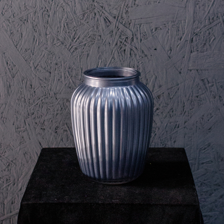 Ваза из темного стекла