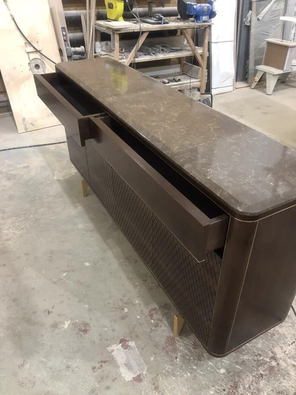 Комод с  металлическими ножками