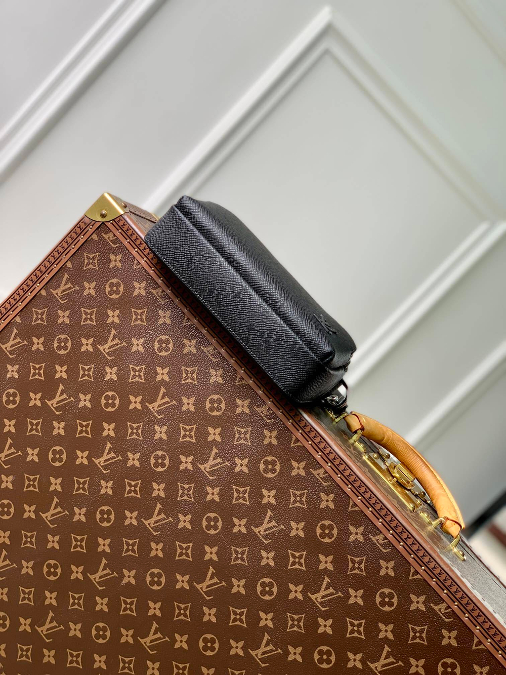 Louis Vuitton Avenue Messenger