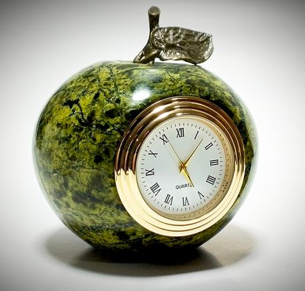 Часы " Яблоко" из змеевика.