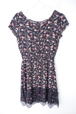 Платье  Cropp в цветочек 42 размер