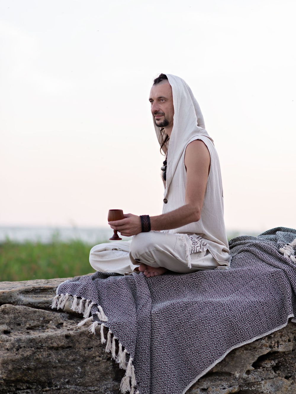 Мужская безрукавка с капюшоном (принт Лабиринт/молоко)