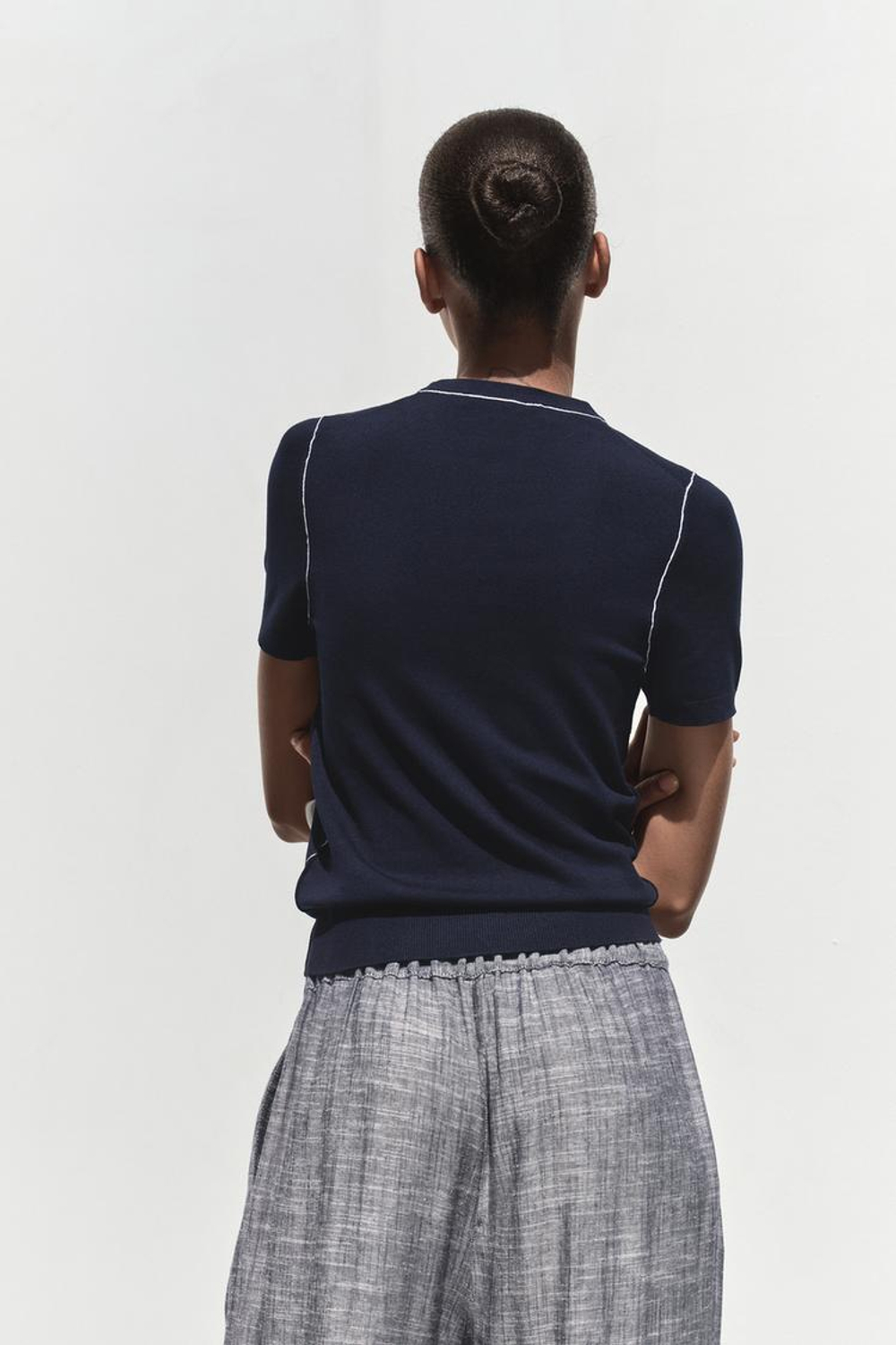 ZARA ТРИКОТАЖНЫЙ ТОП С КОРОТКИМИ РУКАВАМИ И ОКАНТОВКОЙ, ТЕМНО-СИНИЙ/БЕЛЫЙ