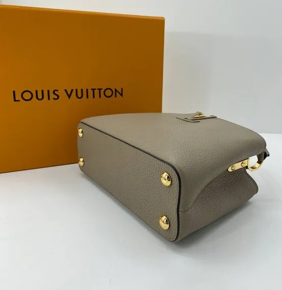 Сумка Louis Vuitton Capucines BB серо-бежевый