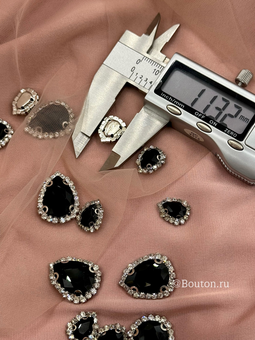 Стразы в цапах капли черные в обрамлении из страз