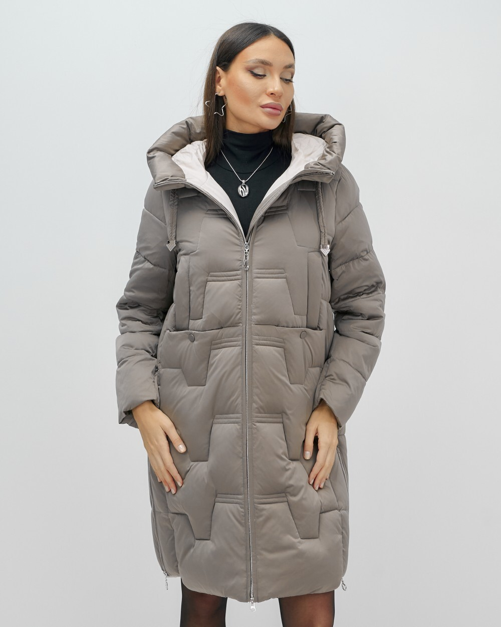 Пальто зимнее утепленное с капюшоном женское серого цвета 7638Sr