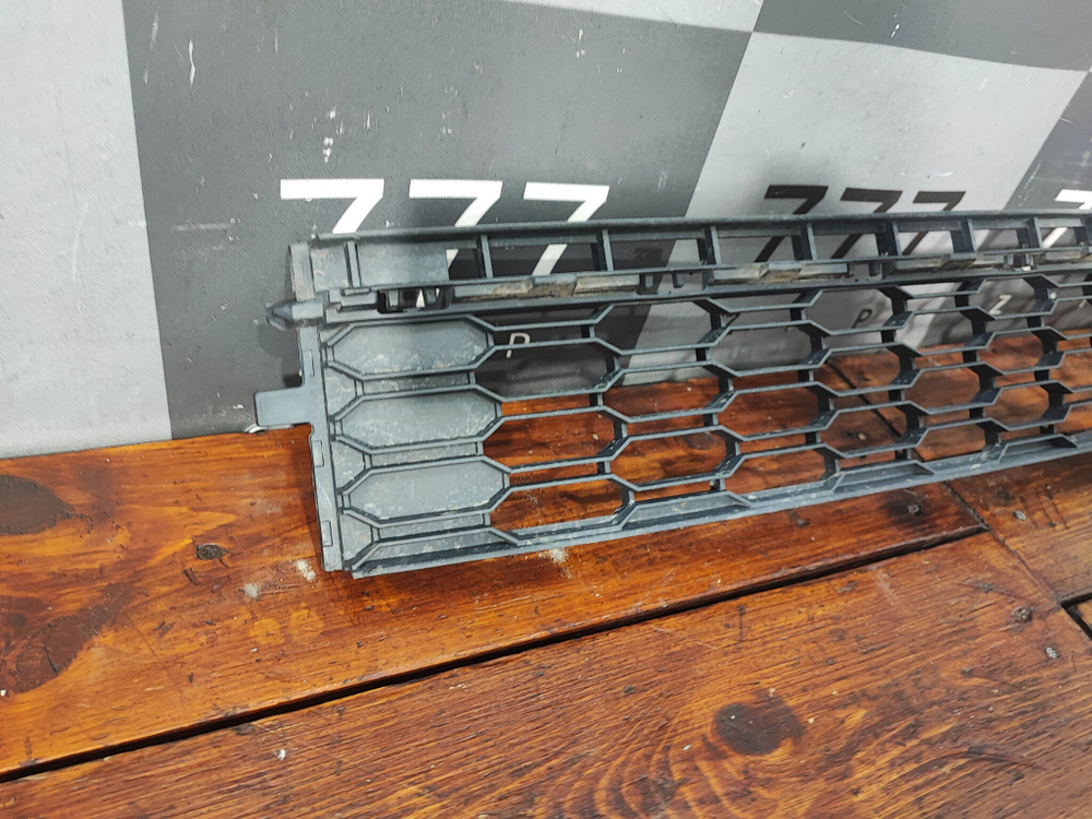 Решетка переднего бампера Skoda Rapid 1 17-20 Б/У Оригинал 5JA853677D