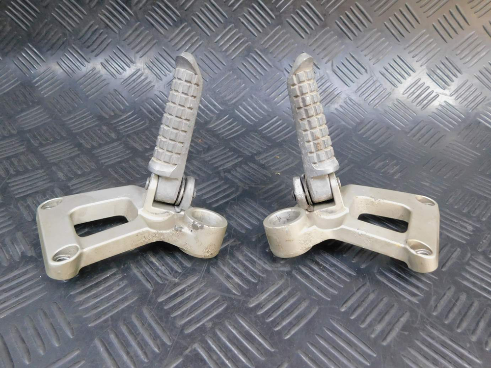 Подножки пассажирские Kawasaki ZZR 400 98 (с кронштейнами) 053085