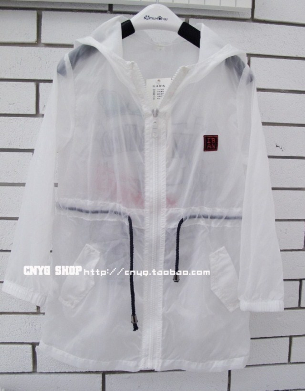 Ветровка детская с капюшоном и принтами на спине