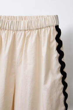 ZARA БРЮКИ С ВОЛНИСТОЙ КРОМКОЙ ПО БОКАМ, ЭКРЮ