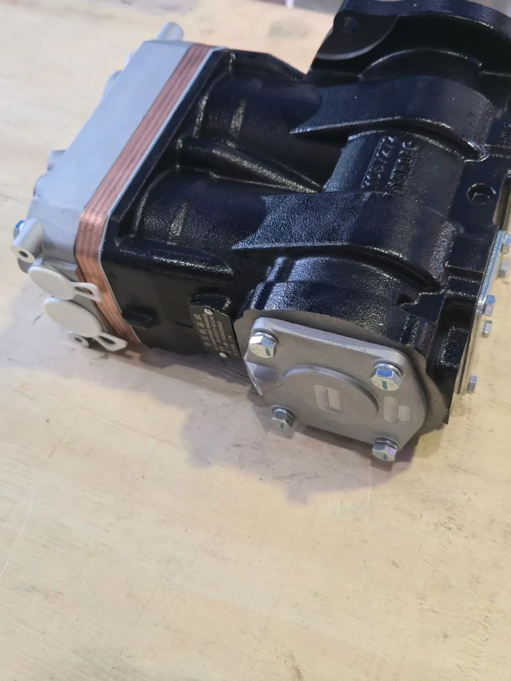 Автокомпрессор двухцилиндровый дв. CA6DM FAW J6 (Shaft-Gear)