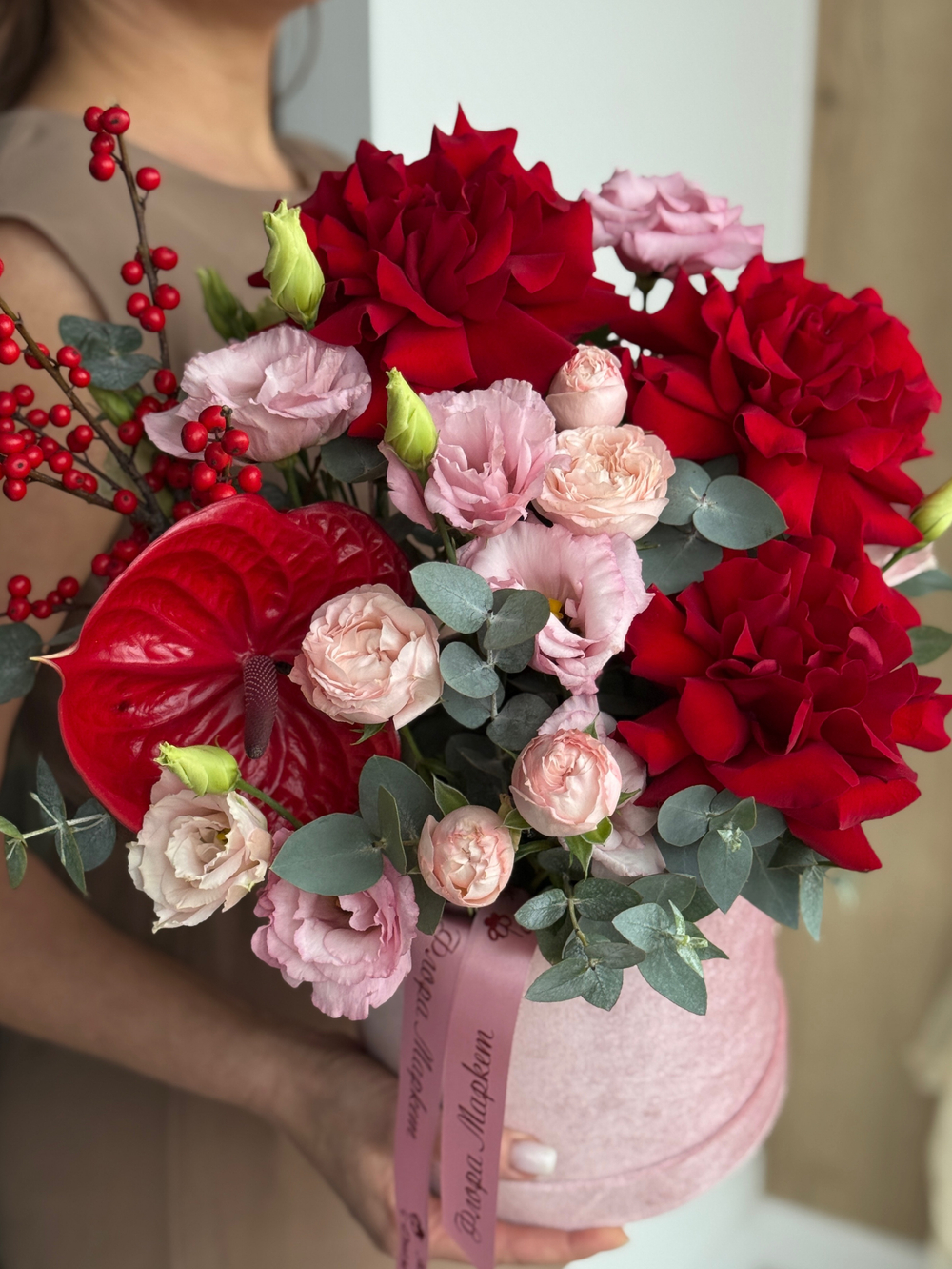 Роскошное сочетание красных французских роз, эустомы, пионовидных кустовых роз и декоративной зелени в композиции от Флора Маркет
