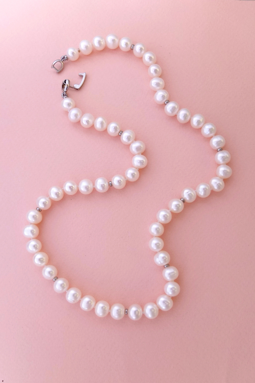 Бусы из белого жемчуга с оригинальным замком