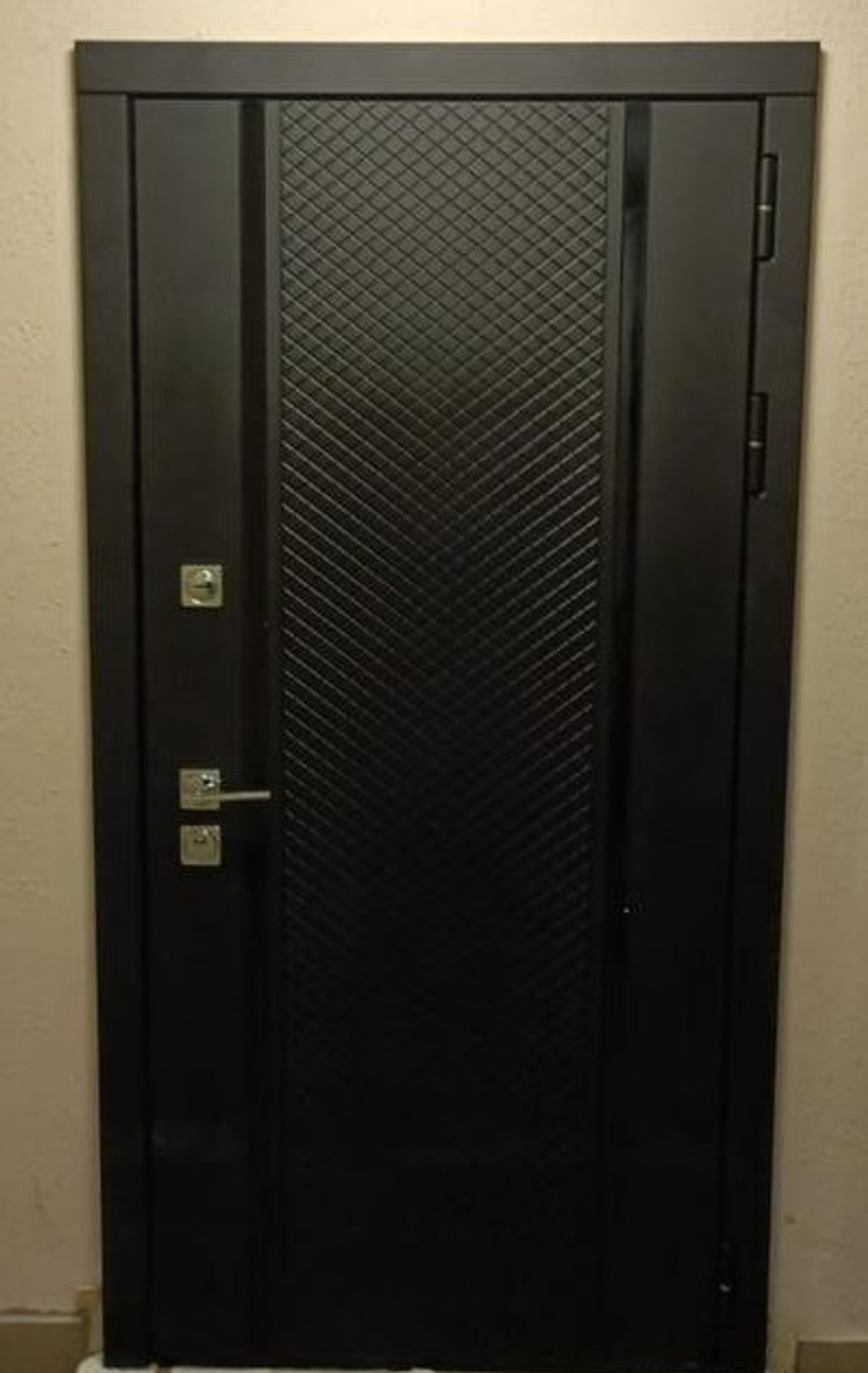 Входная металлическая дверь с зеркалом RеX (РЕКС) 25 кварц черный, фурнитура на Квадратной розетке, цвет хром/ Лучи ФЛ-291 Бетон светлый
