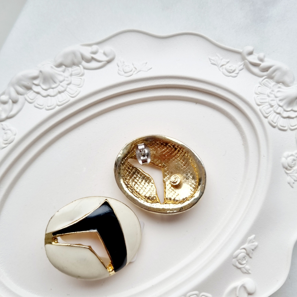 Серьги овалы с чёрно-белой эмалью