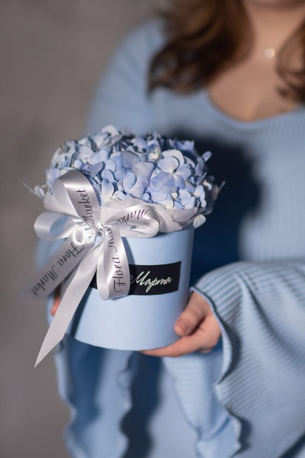 Композиция из нежно - голубой гортензии в шляпной коробке «с 8 Марта»