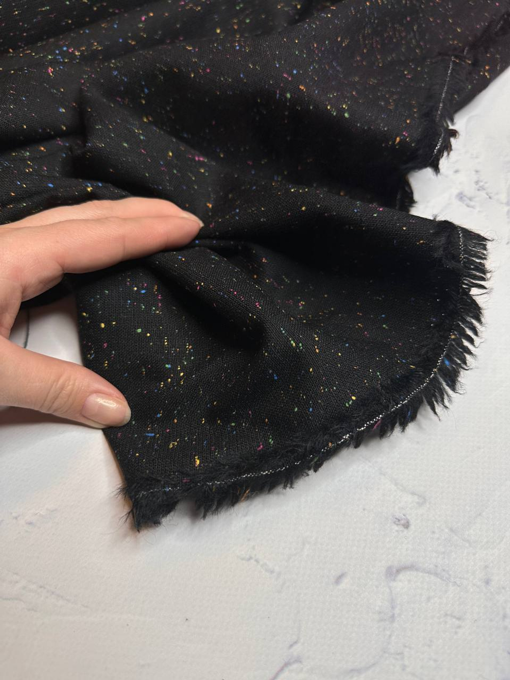 Костюмно-плательная однотонная шерсть с цветными мушками (B.Veneta, 100%шерсть, Черный густой фон/мелкие разноцветные мушки, 152, 224 гр/м2)