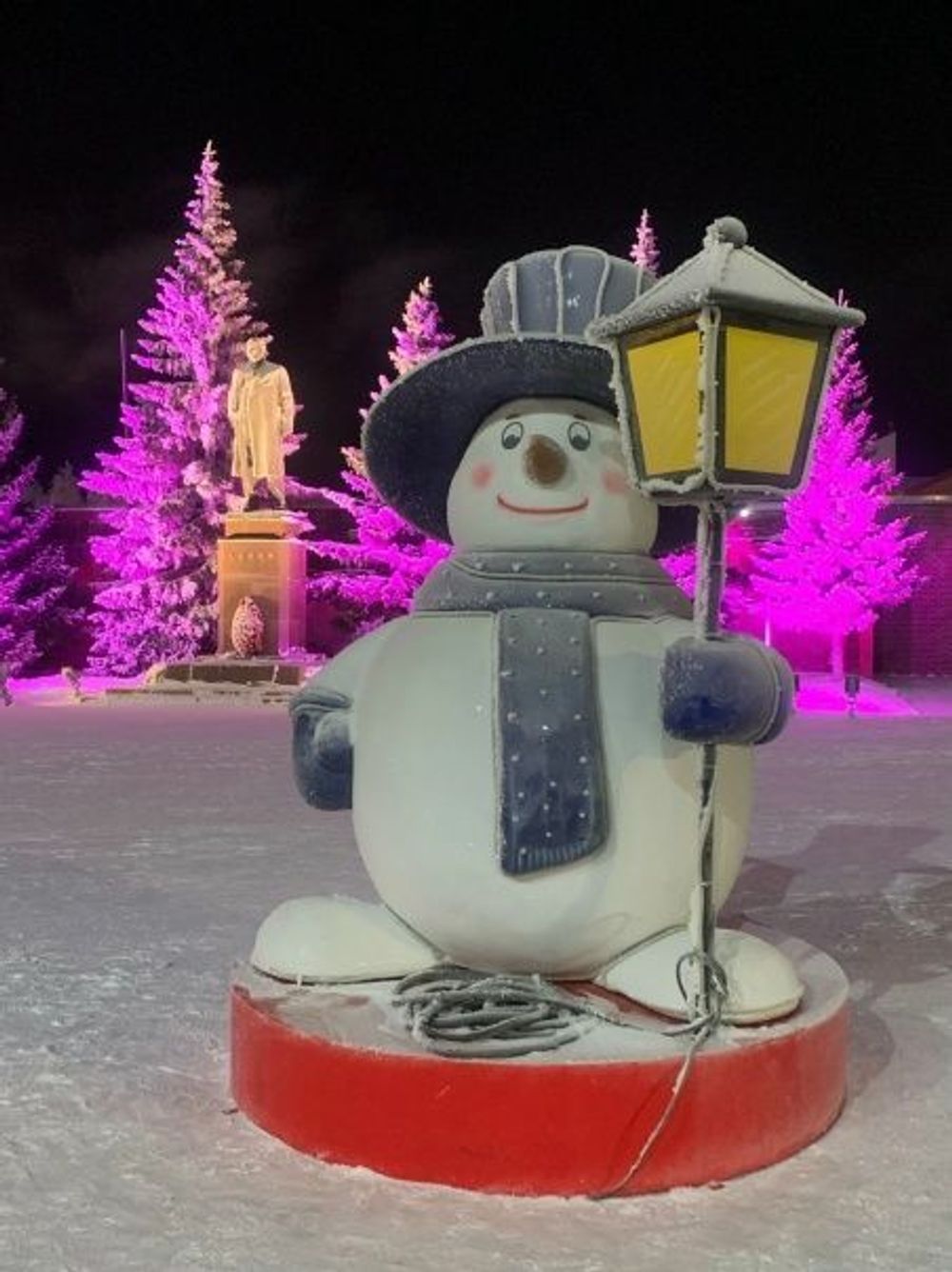 Уличная фигура "Снеговик с фонарем"