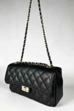 Женская сумка с цепочкой из натуральной кожи черного цвета