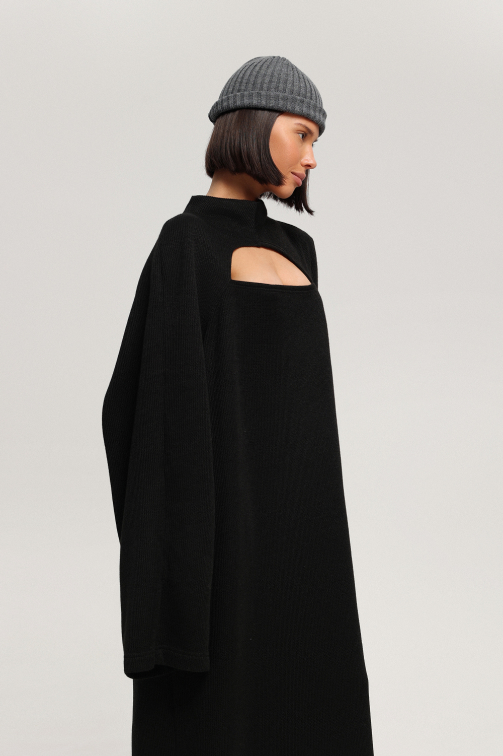 Платье с вырезом на груди макси