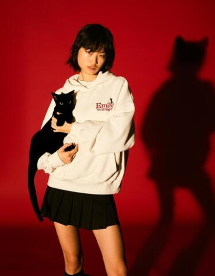 BERSHKA Толстовка с принтом Emily the Strange, белый