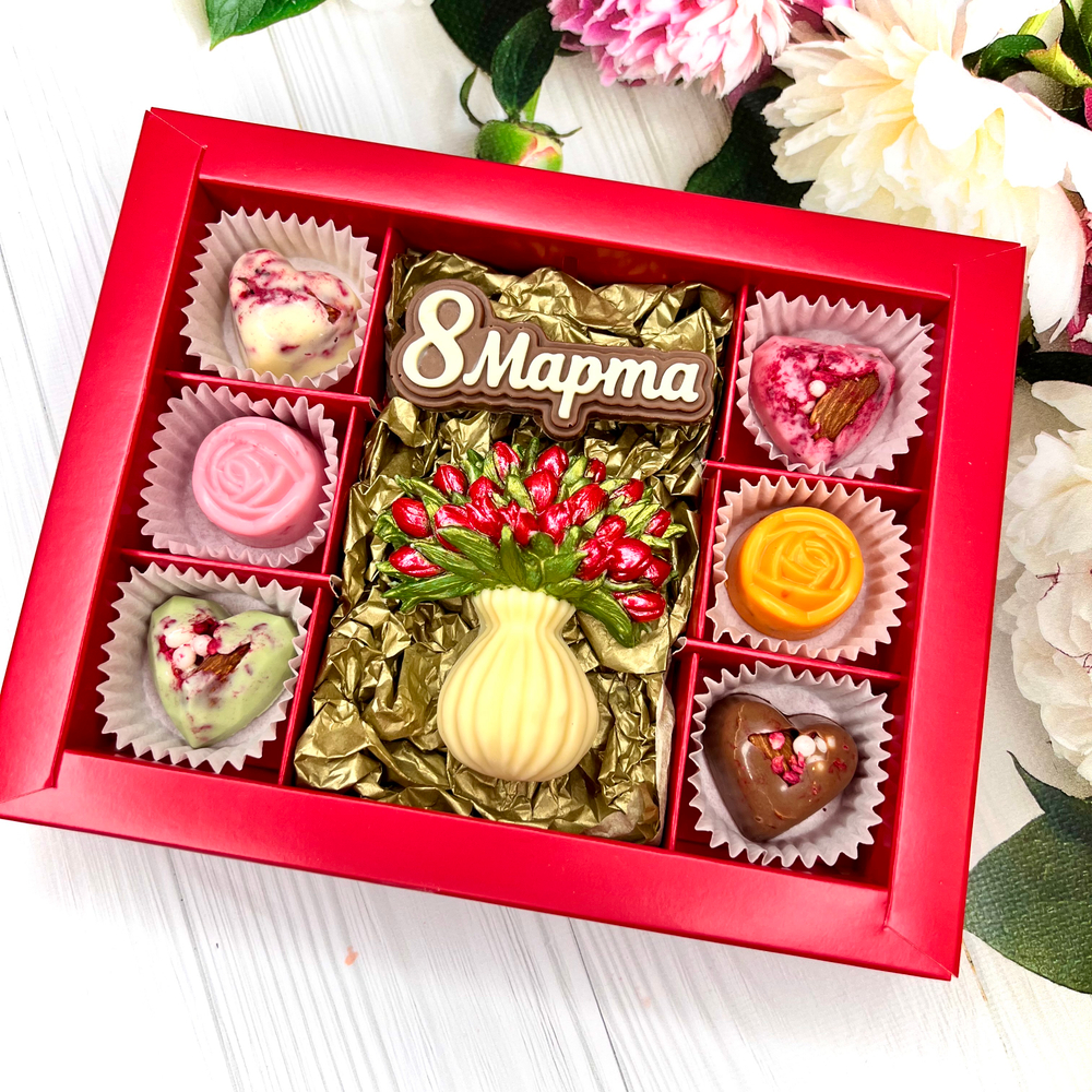 Шоколадный набор "8 марта": ваза с тюльпанами, шоколадка-надпись и 6 конфет ручной работы