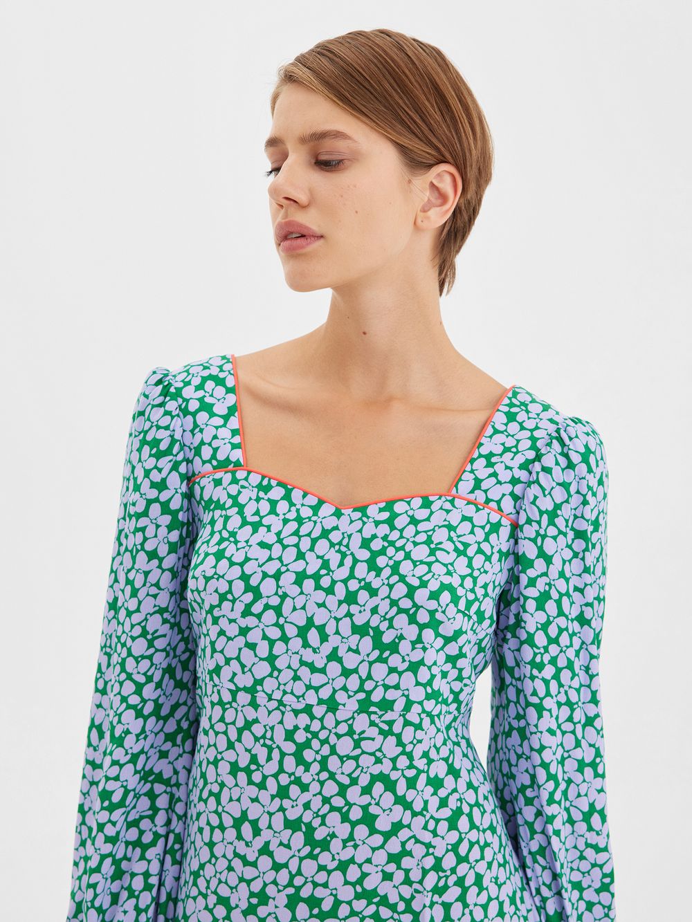 Платье мини с фигурным лифом "Фиалки"