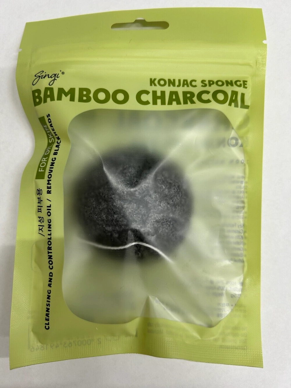 Спонж конняку SINGI Bamboo Charcoal Konjac Sponge для жирной кожи